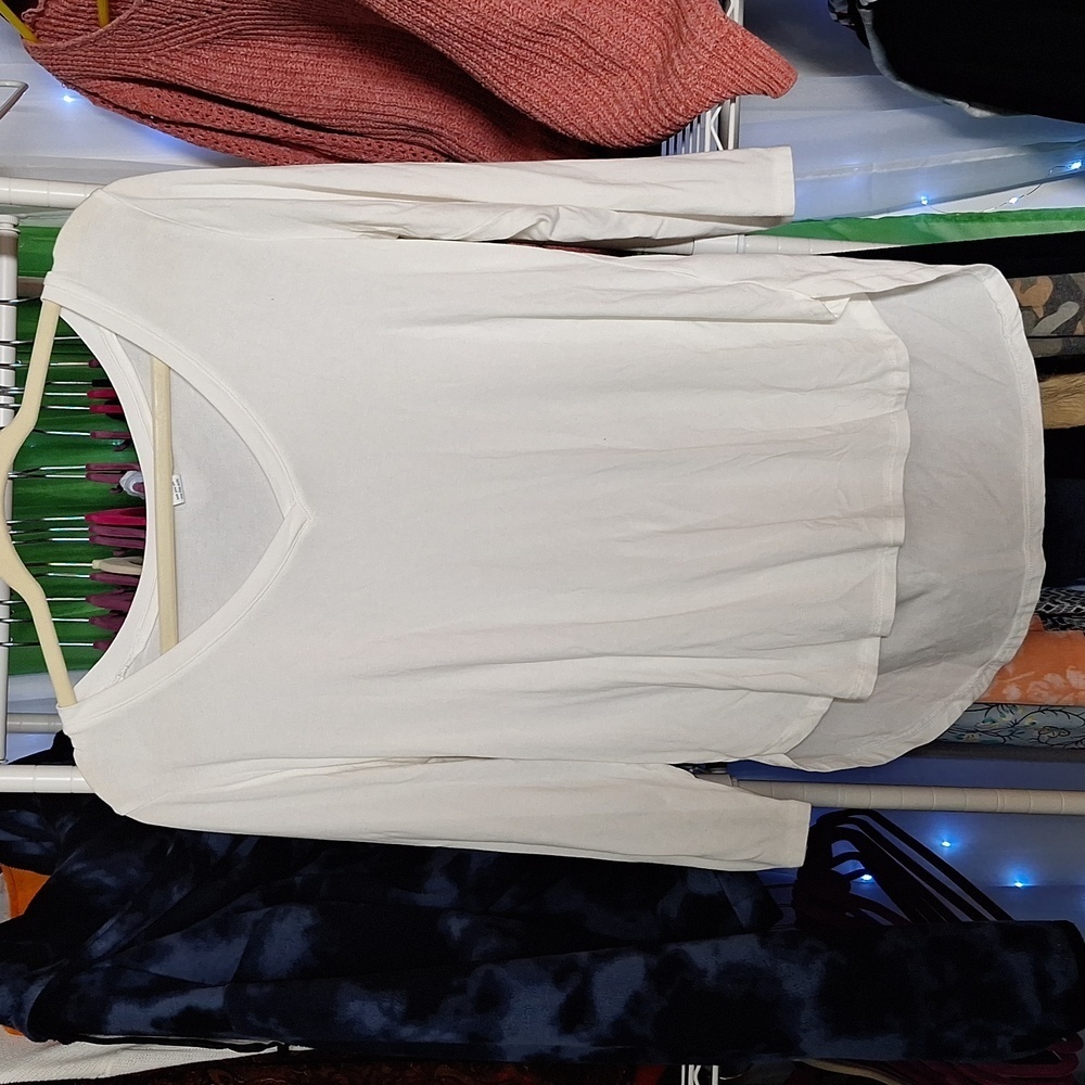 OLD NAVY LUXE WHITE V-NECK TOP SIZE MEDIUM